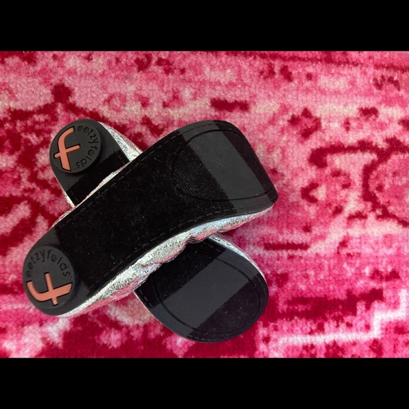 FOOTZY FOLDS SZ 7 SILVER BALLET FLATS SOFT TRENDY - Picture 3 of 6